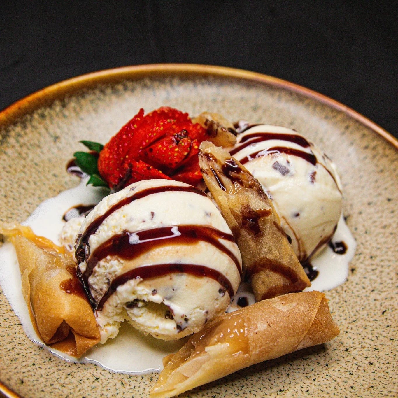 Sobremesa com sorvete, calda e frutas do Hanzaki