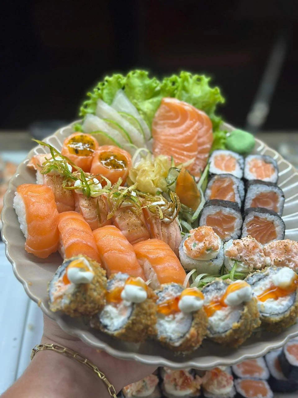 Combinado de sushi e sashimi de salmão do Hanzaki