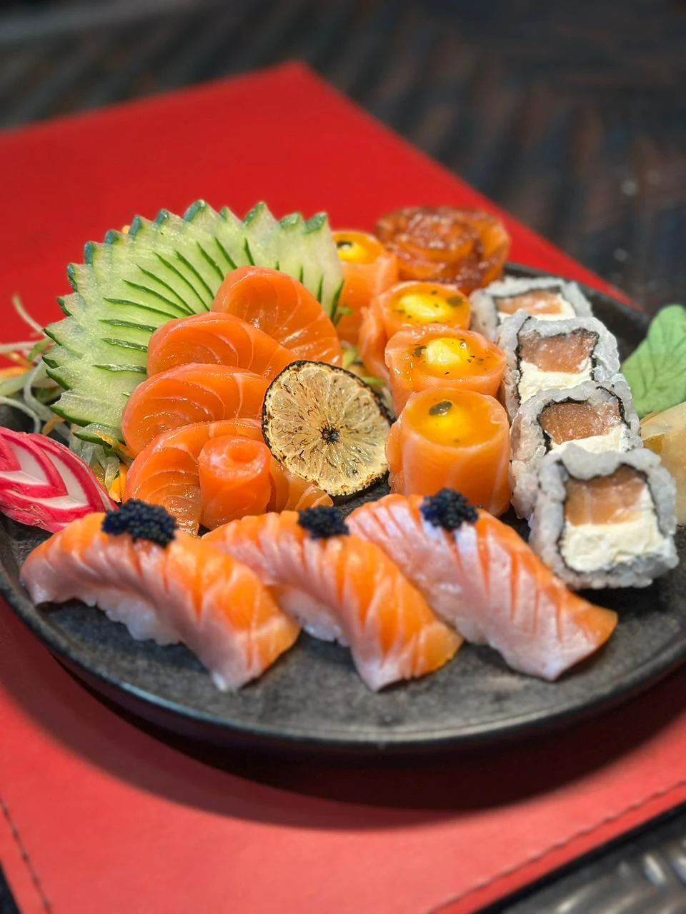 Seleção de sushi com salmão, camarão e acompanhamentos