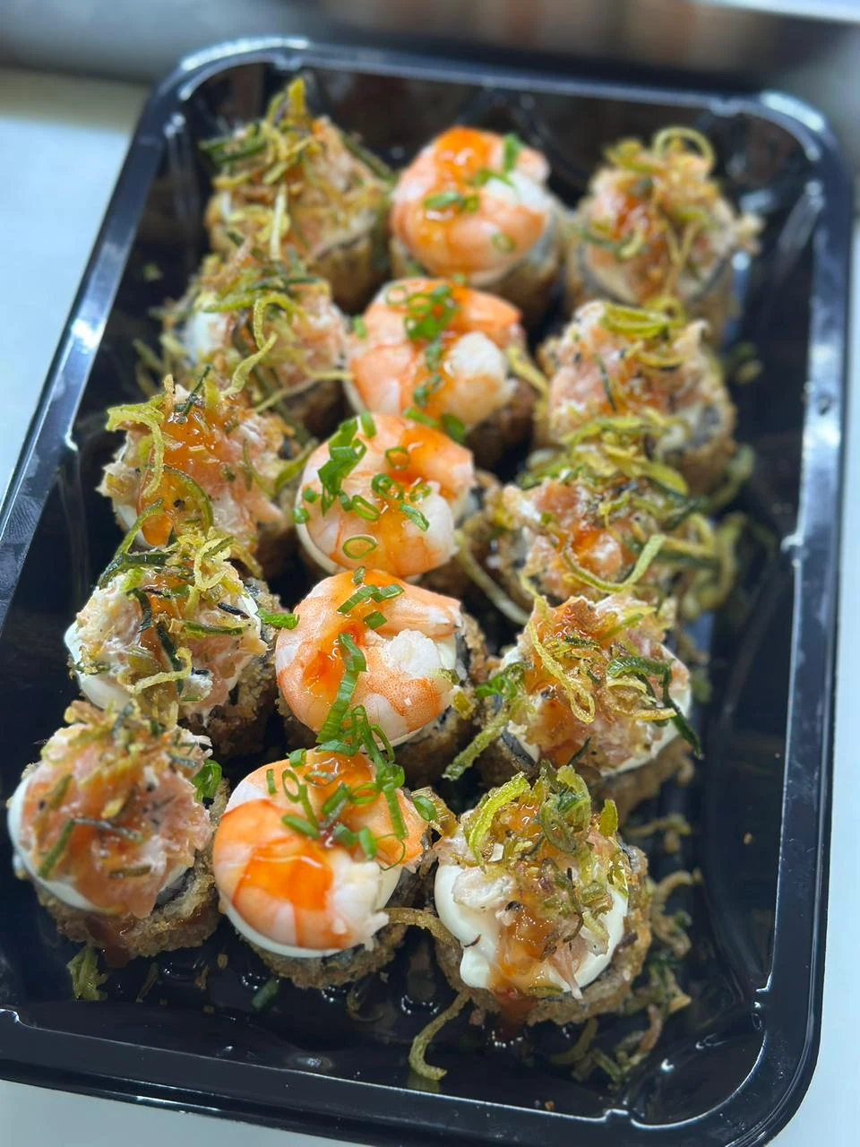 Combinado de sushi empanado e uramaki do Hanzaki