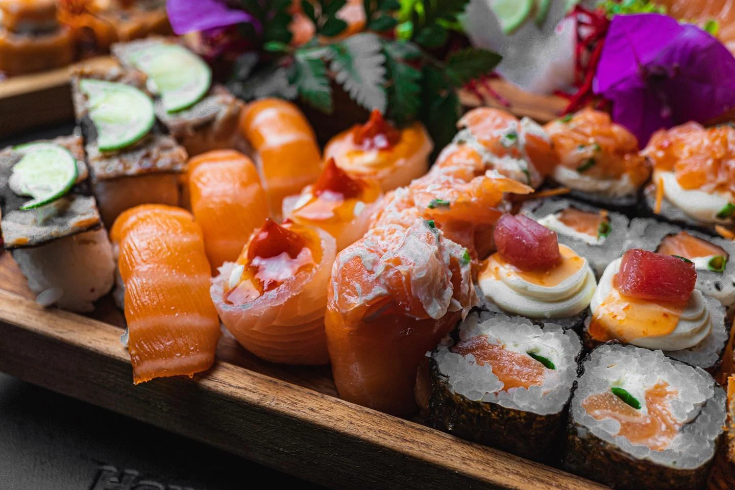 Sushi de salmão com cream cheese e cebolinha